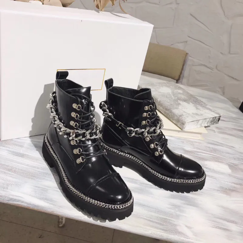 Cuir verni noir Bottes de combat à la cheville Motor Chain-Link Accents botte bout rond boucle à lacets Martin chaussons créateurs de luxe chaussures de marque pour femmes chaussures d'usine