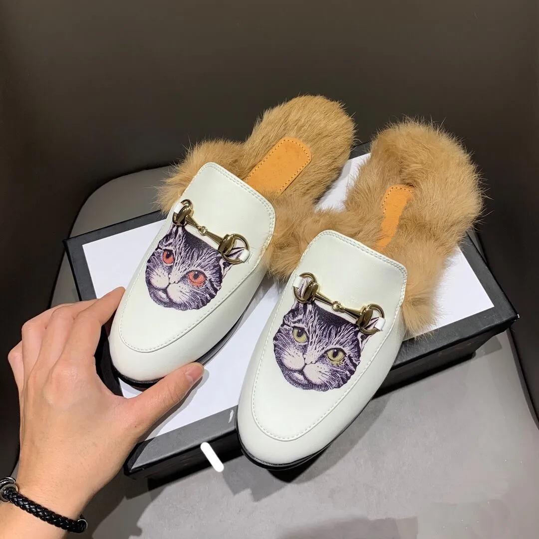 Klassiekers mode slippers dia's cartoon metalen gesp lederen fluwelen harige vamp fluff brief flip flops vrouwen schoenen causale slipper loafers slip-on met doos