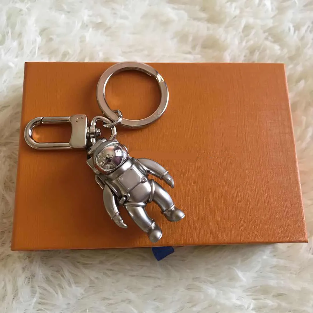 Märke Nyckelring Tillbehör Mode Design Astronaut Nyckelringar Män och Kvinnor Metallbil Keychain Presentförpackning