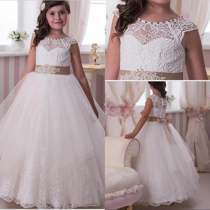 White Princess Flower Girl Wedding Dresses Sheer Lace Crew Neck Cap Sleeves Christmas Pageant Gowns First Communion med sash