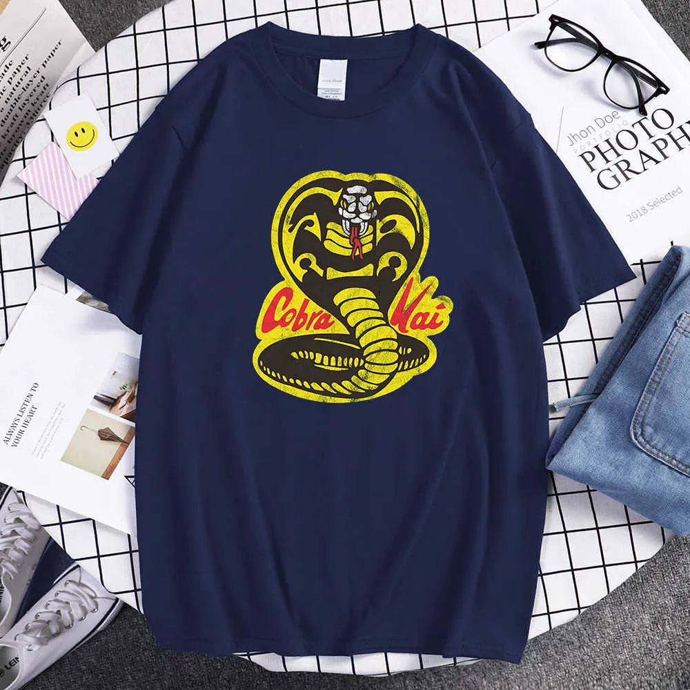 Ahorra a lo Grande en Compras al por Mayor de Camiseta Cobra Kai Para  Hombre, Camisetas De Karate, Camisetas De Marca De Programa De Televisión,  ..., image size:1000x1000