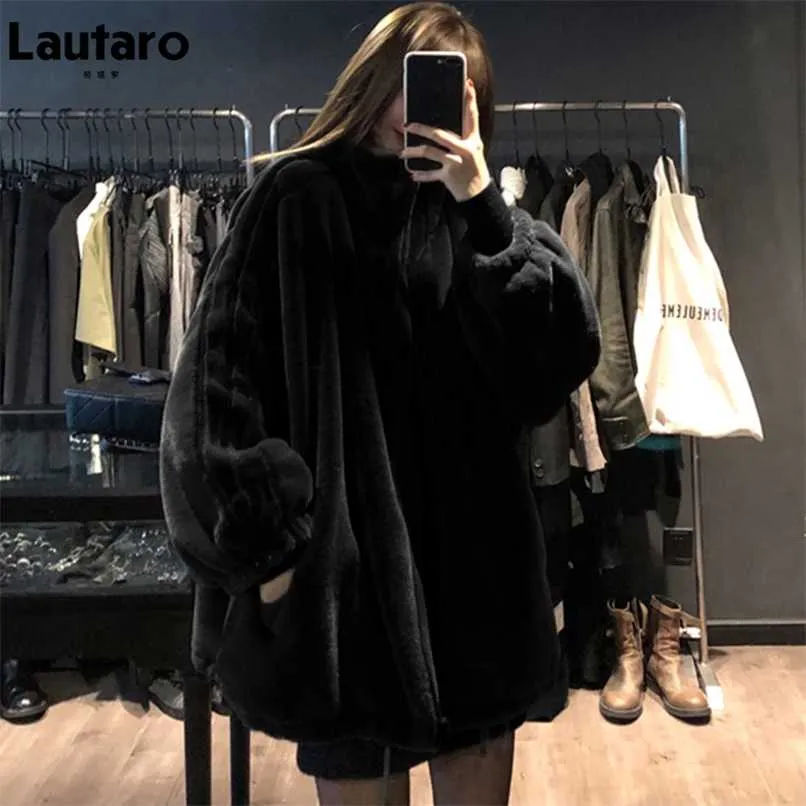 Lautaro Winter Black Ossized Fauxの毛皮のジャケットの女性長袖スタンド襟韓国のファッション到着レディース服211019