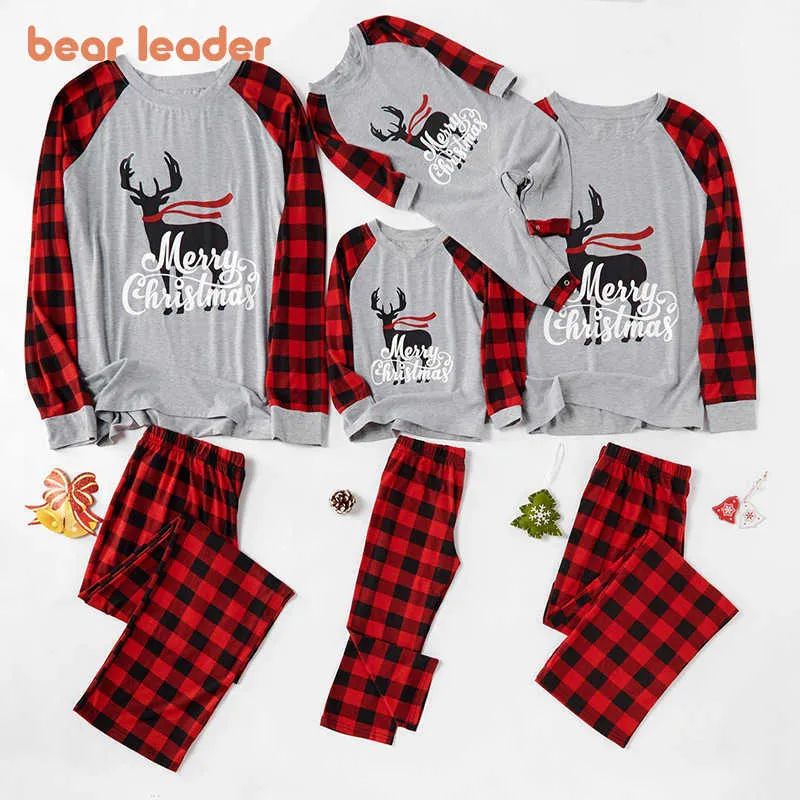 Bear Leader Family Mtahcing Trajes de Navidad Papá Mamá Hija Niños Dibujos animados Lindo Conjunto de ropa Hombres Mujeres Traje casual 210708