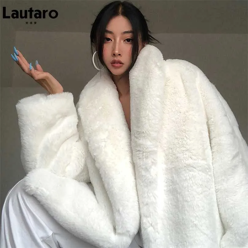 Lautaro hiver surdimensionné épais chaud blanc moelleux fausse fourrure manteau femmes à manches longues lâche décontracté élégant mode coréenne Streetwear 211220