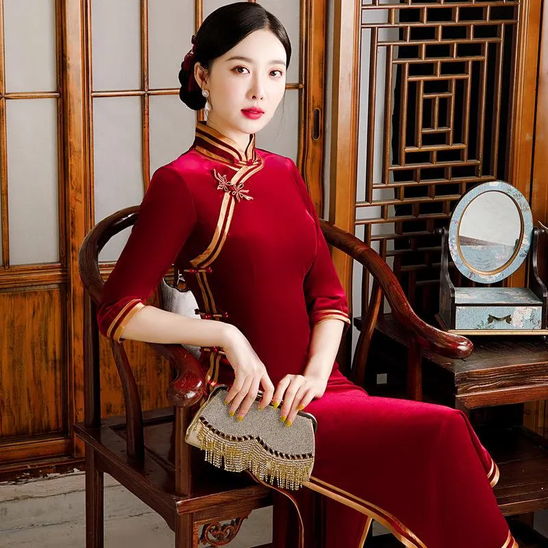 Vêtements ethniques 2021 Gold Velvet Cheongsam Retro Robe améliorée Rouge Rouge Jupe longue Toast Chinois Qipao