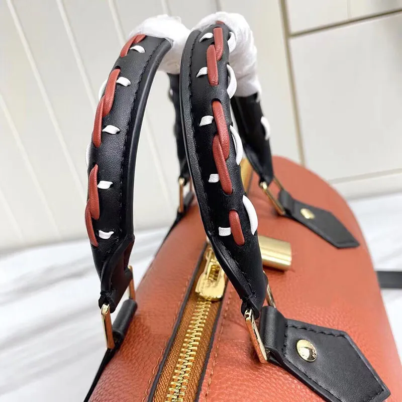 2020 new Women Messenger Travel bag Classic Style Fashion bags Shoulder Bags Lady Totes handbags 30 cm With key lock