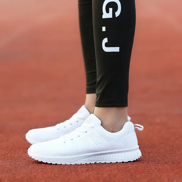 Toppkvalitet Kvinnor och män som går skor Lätta sportsportslip resistenta bekväma sneakers andningsbara stickade skor för tränare storlek 36-45