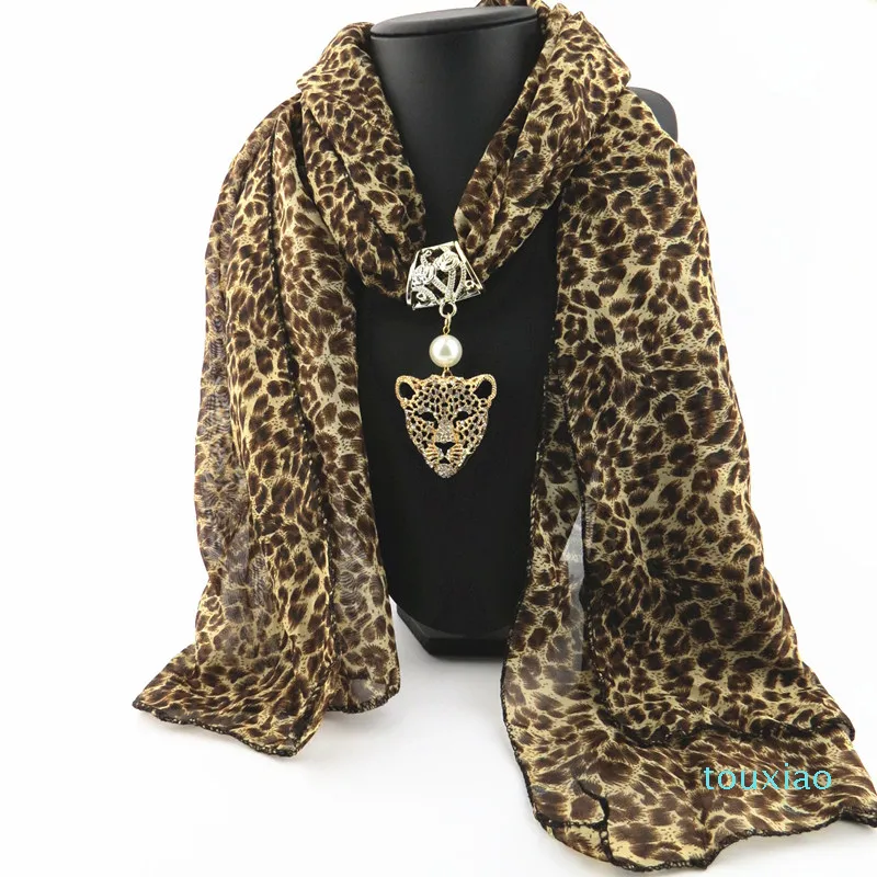 Leopard Print Scarf 2019 Мода Женщины Весна и осень Шифон Обертывает Европейский и Американский Стиль Сплава Животных Кулон Шарфер