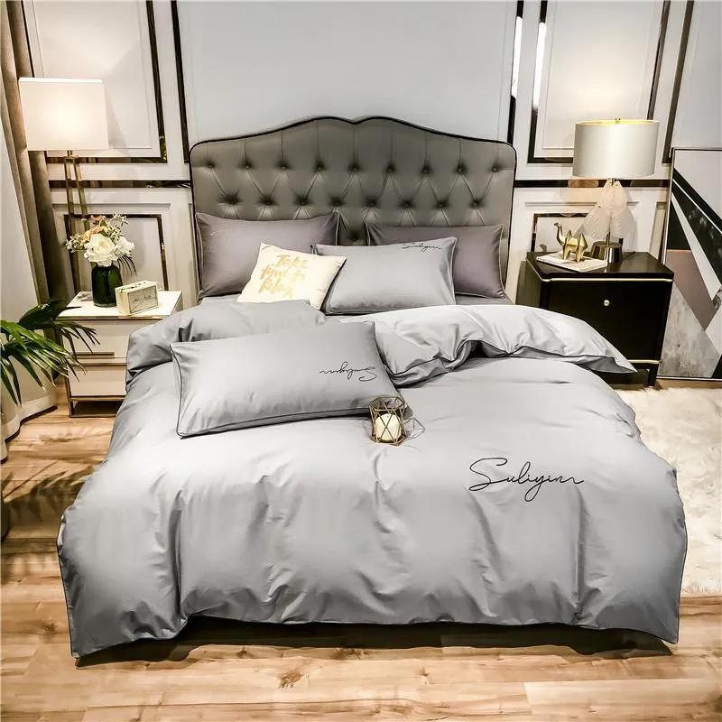 Conjuntos de cama 2021 de algodão de quatro peças de algodão duplo cama de colcha de lençol freio bordado bordado bordado confortável cinza claro
