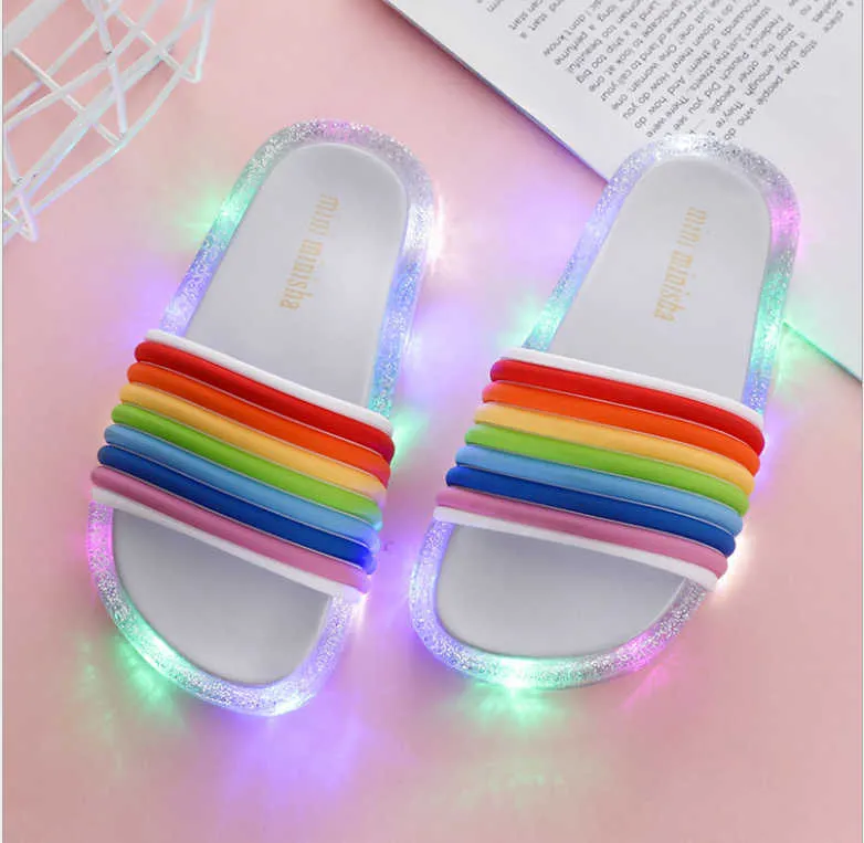 Calzature Gelatina Luminosa Estate Pantofola LED per bambini Ragazze PVC Sandali da spiaggia antiscivolo Bambini Scarpe arcobaleno Pantofole ragazzo 210712