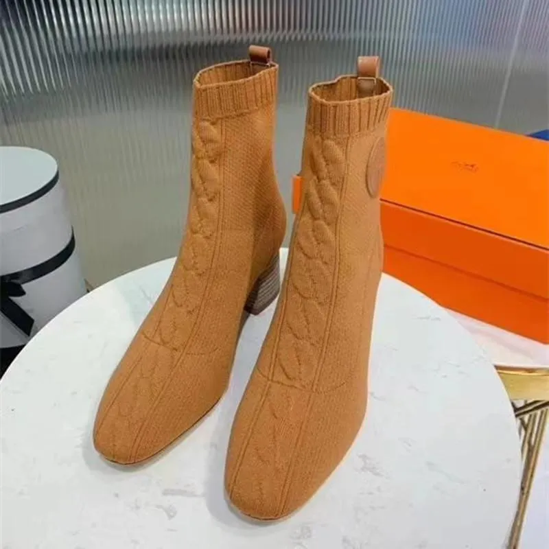 202 3 Fashion Girls 'Boots Elastic Thick Heel Socks Fårskinn vadderade fötter. Det exklusivt anpassade tyget är mycket andningsbart och kommer inte att tappa dina fötter