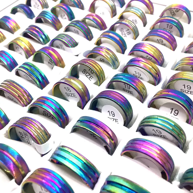 도매 100pcs / lot 다채로운 여성의 밴드 반지 여러 가지 빛깔 된 스트라이프 스테인레스 스틸 반지 패션 쥬얼리 파티 호의 선물 믹스 크기