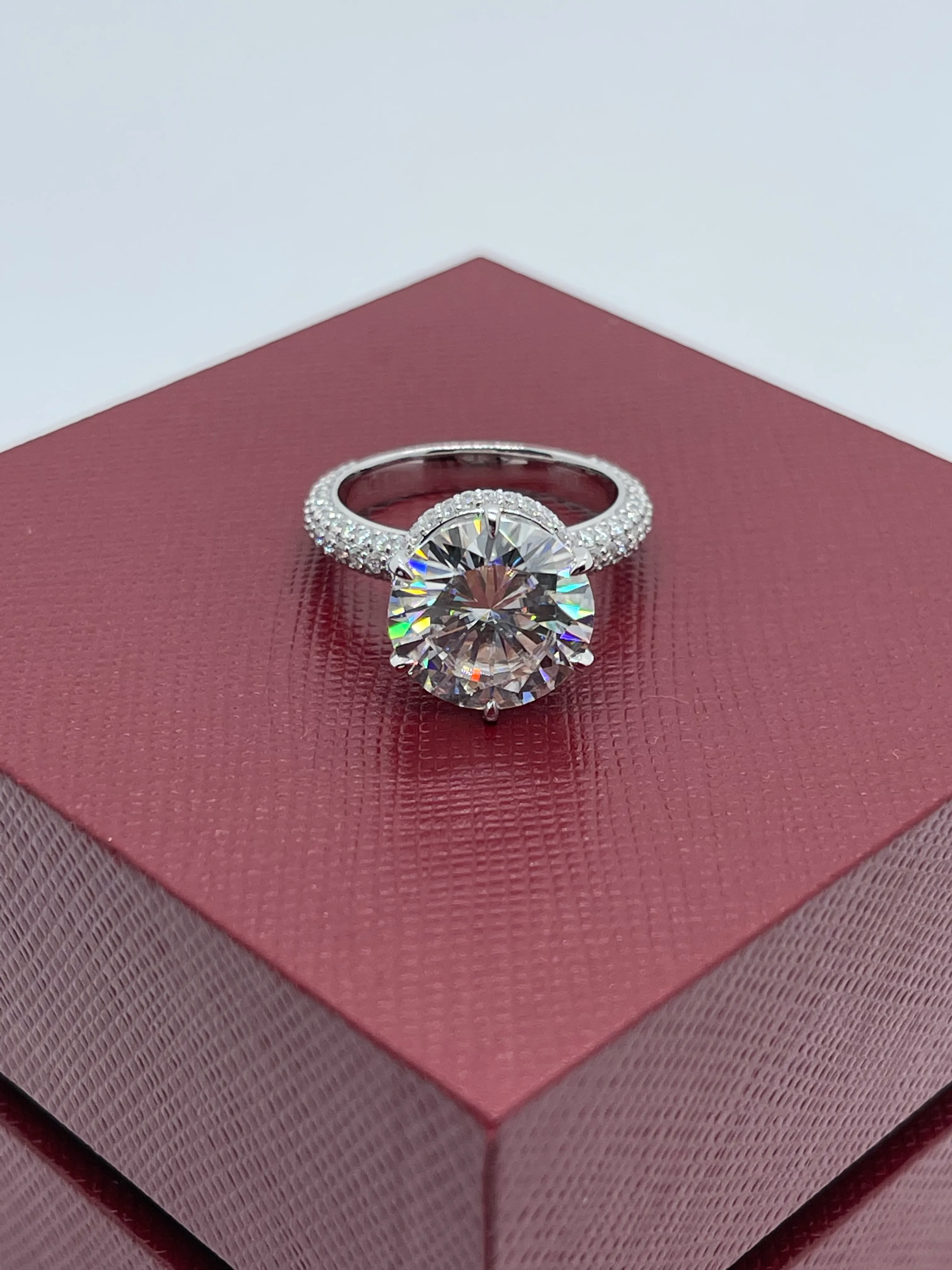 Lotusmaple okrągłe cięcie pełne zestaw Kamienie Moissanite Diamond Kolor D Solid 14K 18K Biały żółty różowy złoto Platyna 950 Pierścień halo 6 P258Y