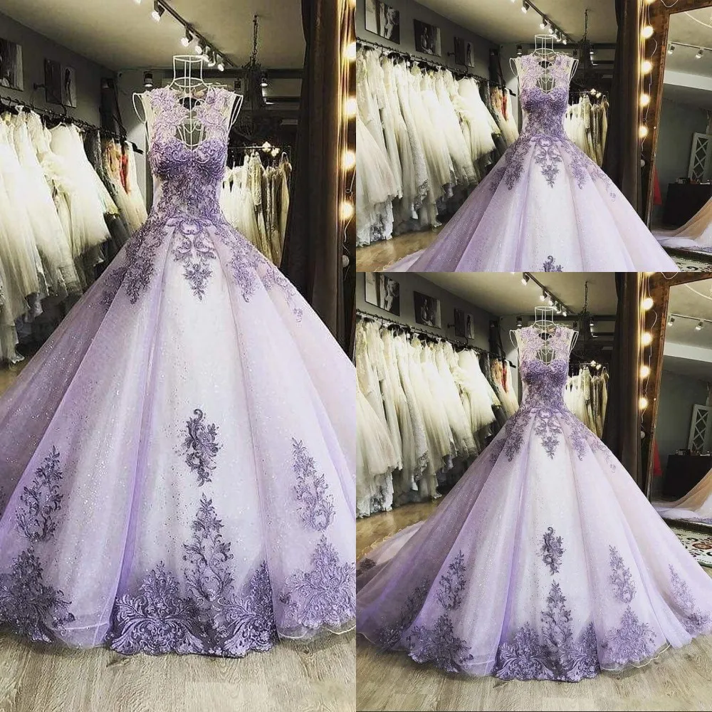 2021 Abiti lilla sexy Quinceanera Gioiello Collo Appliques di pizzo Perline di cristallo Illusion Senza maniche Sweet 16 Party Prom Dress Abiti da sera Corsetto Back Ball Gown