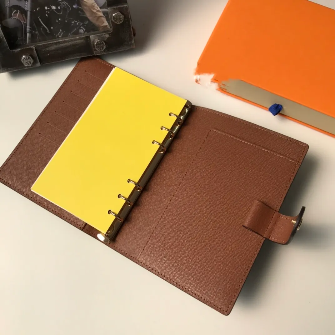 Högkvalitativ Svart Grid Real Leather Card Hållare Middle Size Notebook Brown Passpost Väska Gammal Flower Bags Western Designer Luxury Bag