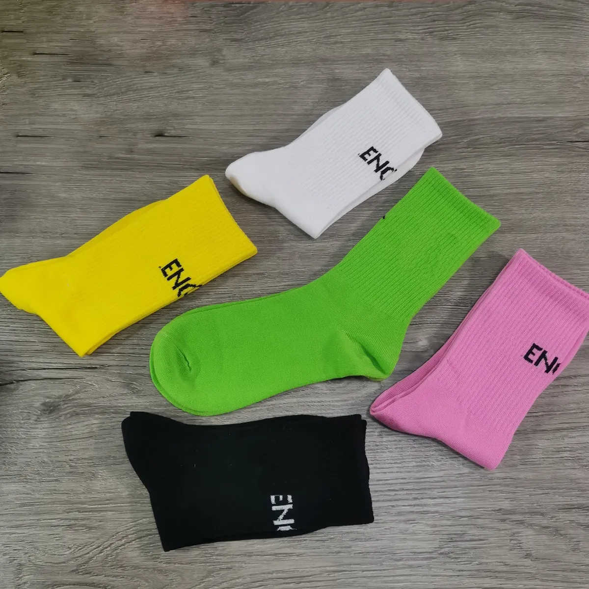 Chaussettes pour hommes chaussettes à paris sports 100 coton classique imprimement extérieur femme porte les bas d'été de taille moyenne couleur aléatoire