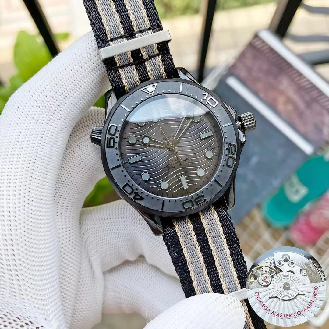 Luxury Mens Watches 300 Meter Dive Dive's helt nya Carbon Black Super-Luminnova Luminous Coating Leather Fine Steel Watchband271T