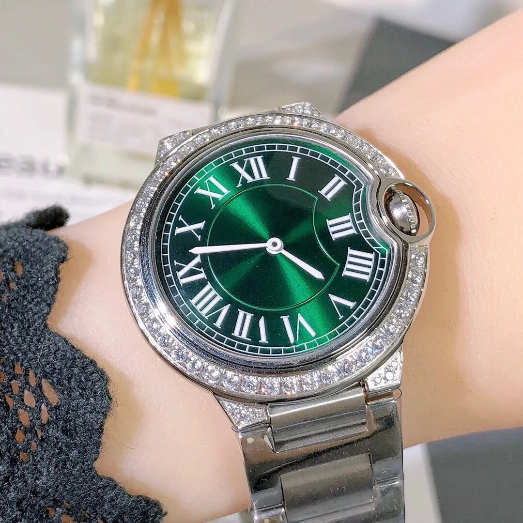 ファッションブランドの幾何学的ローマ数の腕時計の女性のステンレス鋼ラインストーンクォーツ時計緑色のダイヤル女性時計36mm