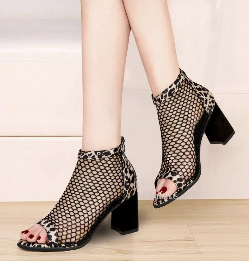 Kvinnors Peep Toe Sandaler Tjockklackade Hollow Fashion Leopard Print Woman Shoes Black Summer Mesh High Heels Sapatos de Mujer