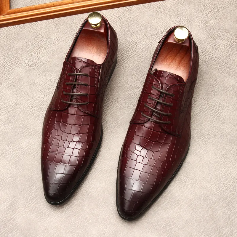 Couro de Oxford homens sapatos apontados toe de couro genuíno Lace Up Wingtip Formal Sapato Negócios Negócios Vinho Preto Vestido Vermelho Sapatos Homens