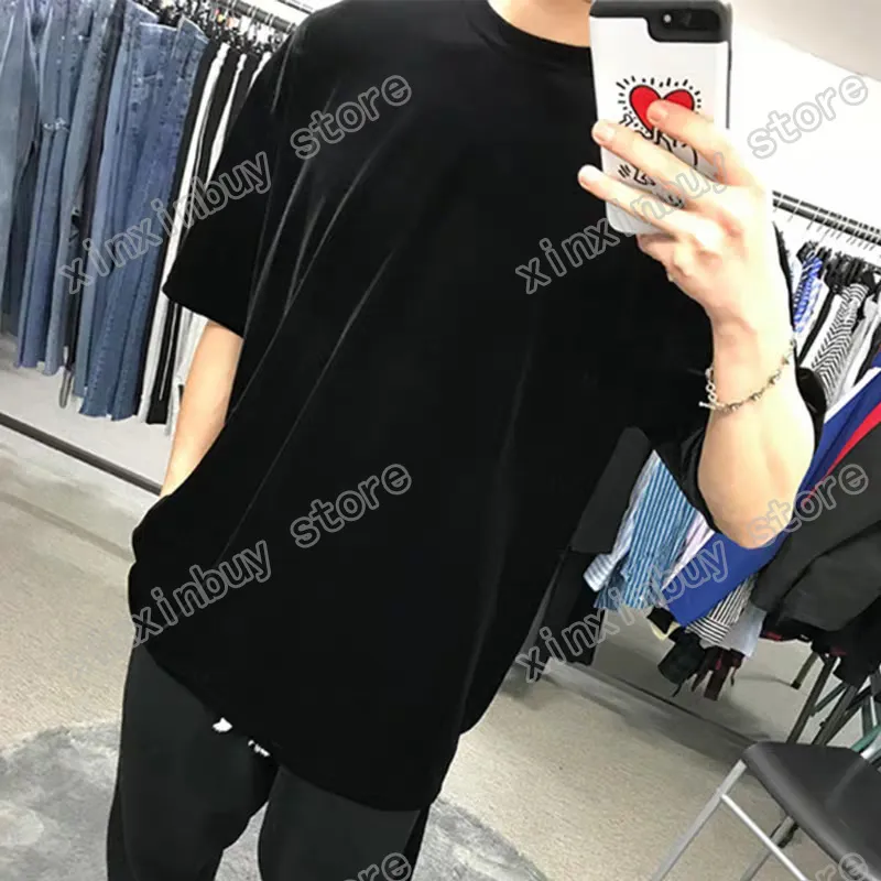 2021 디자이너 Mens Womens T Shirts for Man 파리 패션 T 셔츠 엠 보스 편지 남성 의류 최고 품질의 티셔츠 스트리트 반소매 럭셔리 티셔츠 의류