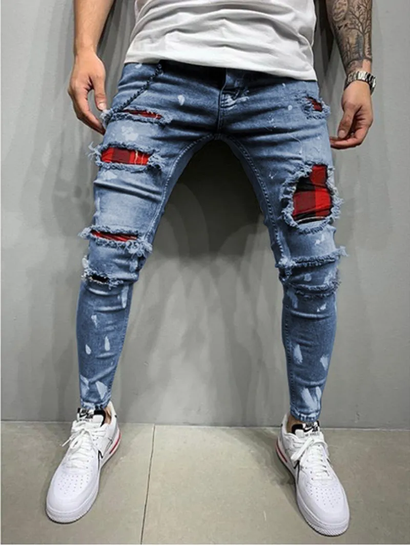 Atmungsaktive und bequeme Herrenjeans mit rotem und schwarzem Karomuster, schmale Lochhose, cooler Street-Style