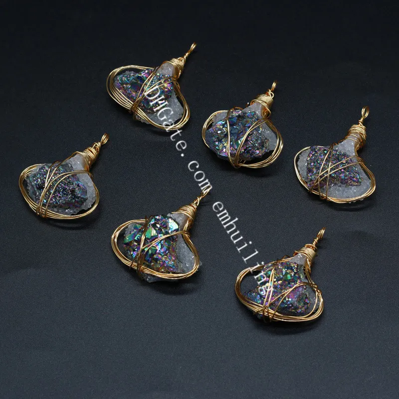 Rainbow Titan beschichtete Quarz Druzy Geode Achat Freiform Anhänger oval vergoldeter Draht eingewickelt Natürlicher Kristall Cluster Edelstein auf Harzbasis Handgemachte Reize