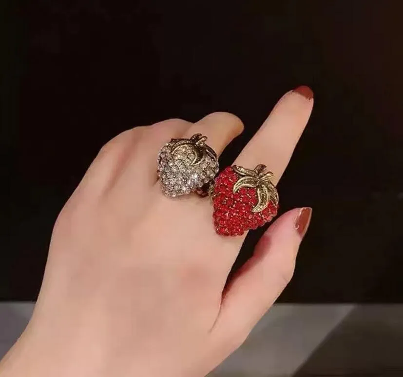 2024 Retro Strawberry Open Ring Rhinestone Rhinestone All-Match Fashion Association عالي الجودة من الإلحاحات الإناث عالي الجودة التسليم السريع