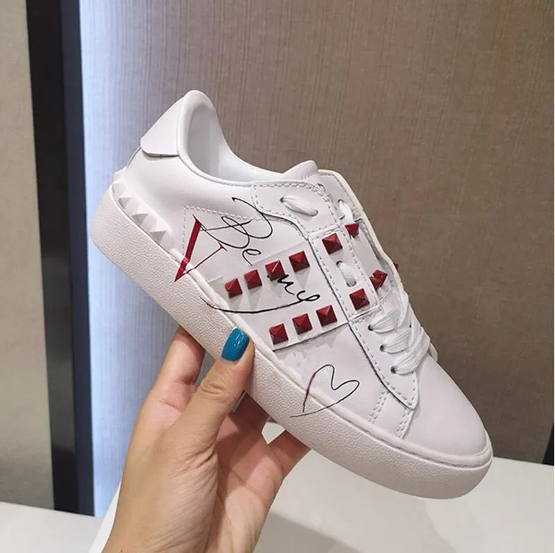 Yeni Rahat Ayakkabılar Kadın Seyahat 100% Deri Dantel-Up Sneaker Moda Lady Tasarımcısı Koşu Eğitmenler Mektuplar Kadın Ayakkabı Düz ​​Baskılı Erkekler Spor Sneakers Boyutu 35-44