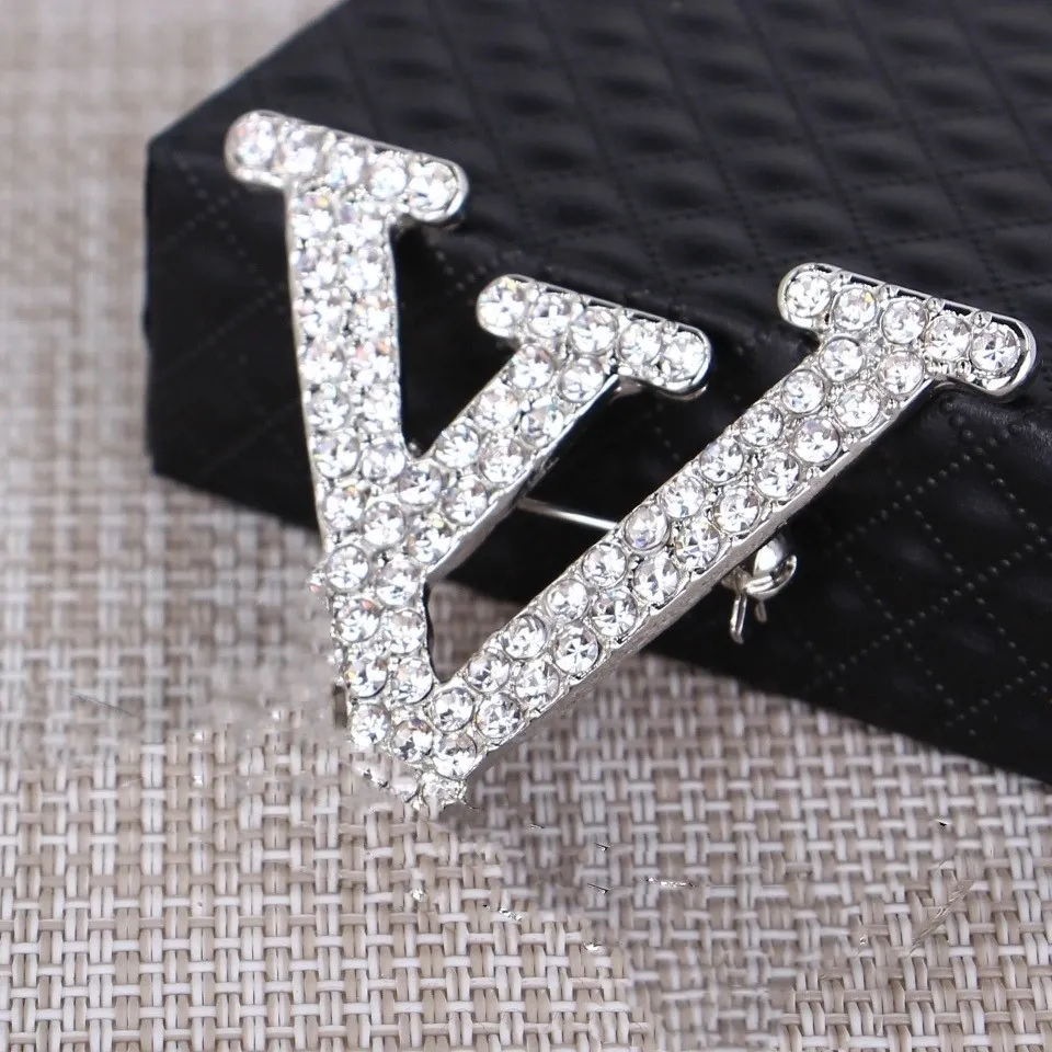 2021 Koreaanse Mode Jurk Kristal High-end Letter Pins, Broches Accessoires Fabriek Groothandel Snelle Levering