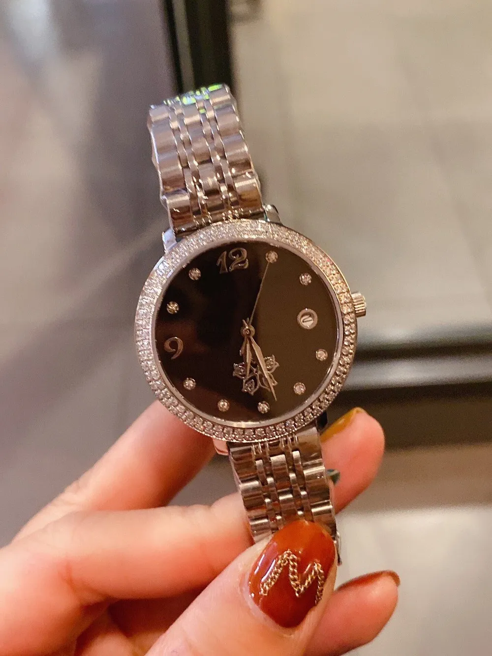 Nuevos relojes geométricos de flores de cristal para mujer, reloj de pulsera de cuarzo de acero inoxidable informal a la moda, reloj de fecha con números femeninos de 28mm