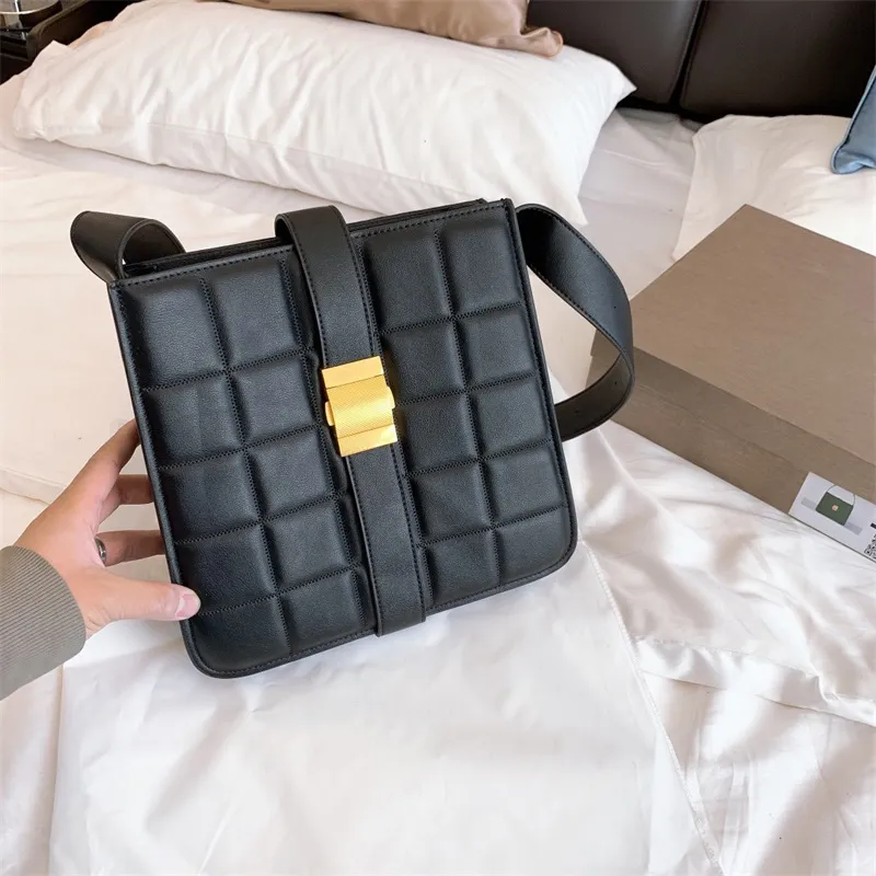 Luxury Quality Designer Women Leather Square Shoulder Bags with Wide Straps Fashion Messenger Purse Street Shots Handbag 061702