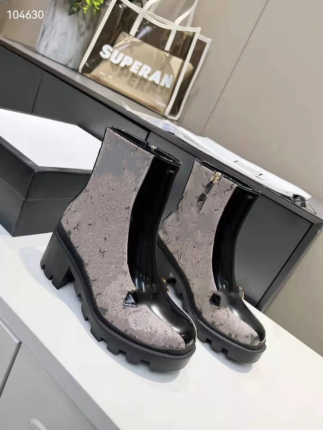 Luxury Designer Womens Half Boots Skor Vinter Chunky Med Heels Plain Square Toes Shoe Rainboots Zip Women Mid Calf Booty Wear Beständig Tjock Soled Boot 35-41