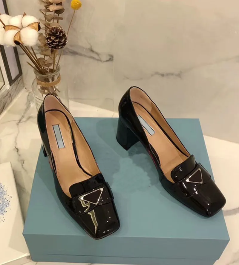 Stilista di moda di lusso Altezza 7,0 cm Nude Suola larga Tacchi alti con tacco alto da sposa in argento nero Scarpe da ufficio da donna Tacchi alti da donna con testa quadrata