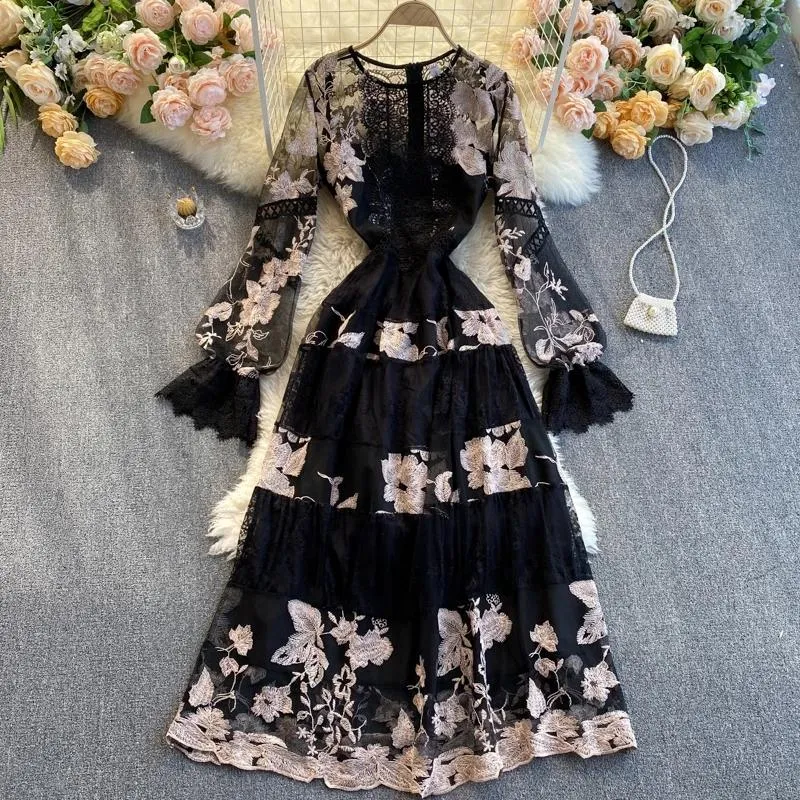 Casual Dresses 2021 Summer Women Hollow Out Long Flare Sleeve Maxi Klänning Runway Tulle Mesh Patchwork Pink Floral Broderad 6513