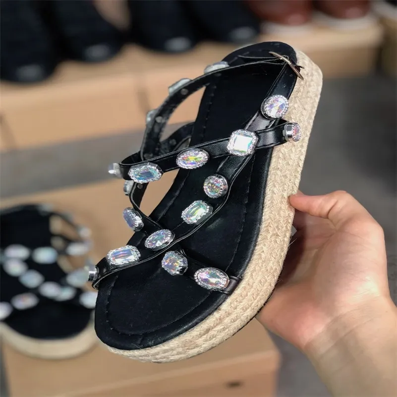 2021 مصمم الشرائح النساء منصة الصنادل حجر الراين الصليب مجوهرات الأحذية الصيف الشاطئ في الهواء الطلق النعال عارضة أعلى جودة كبيرة الحجم W1