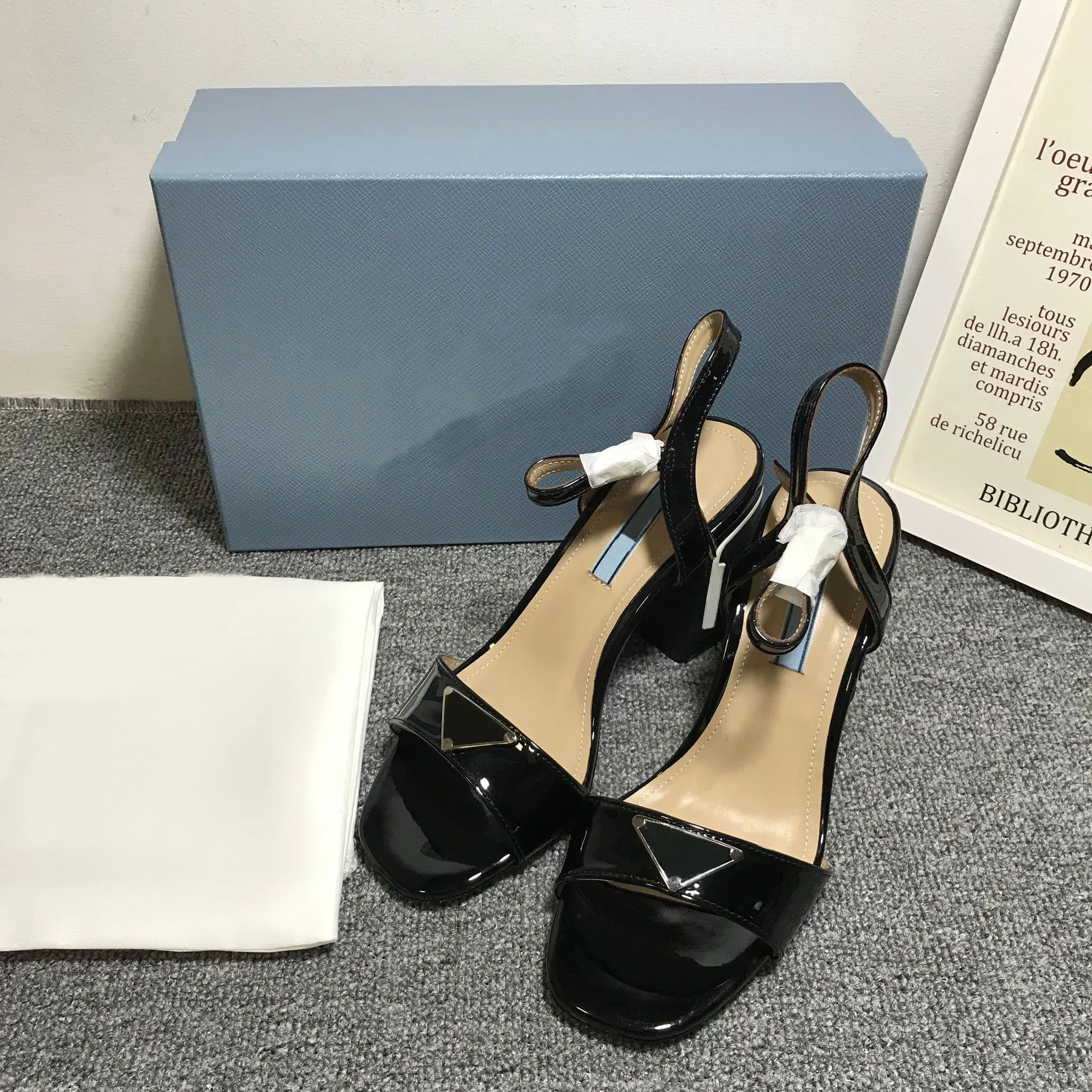 European spring and summer classic fashion women`s high-heeled sandals, sexy triangle decoration, patent leather style with box, size 35-40