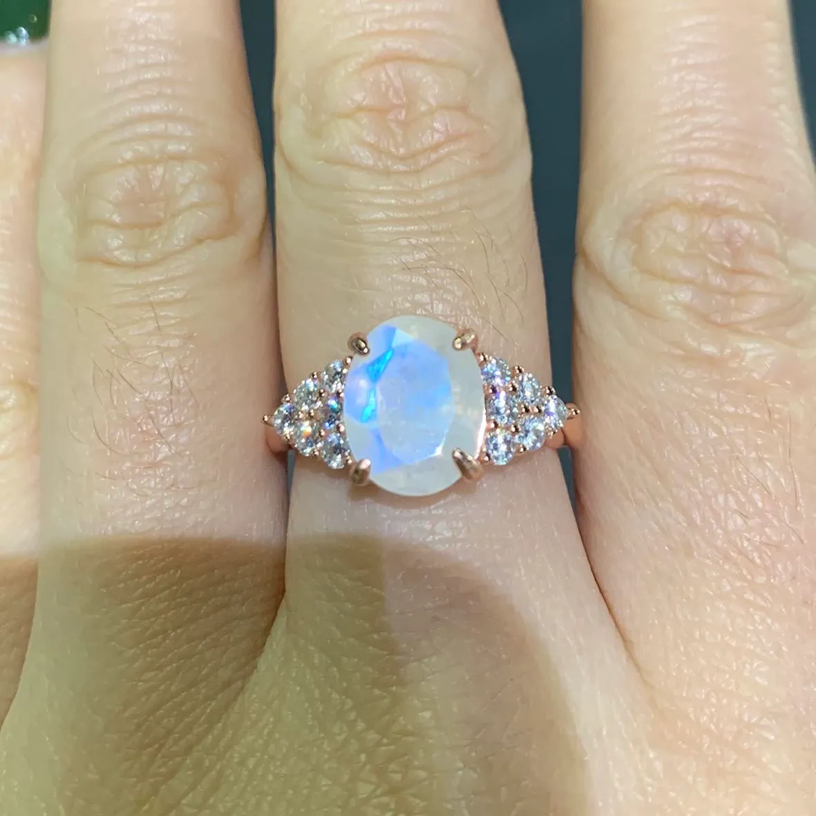 Bela rosa cor rosa 925 esterlina prata arco-íris azul natural moonstone noivado anel