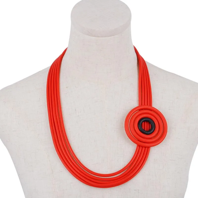 Ydydbz vermelho preto grande colares de pingente redondo para mulheres estilo gótico gargante de borracha cadeia multicamada jóias acessórios de jóias chaveiros de presente