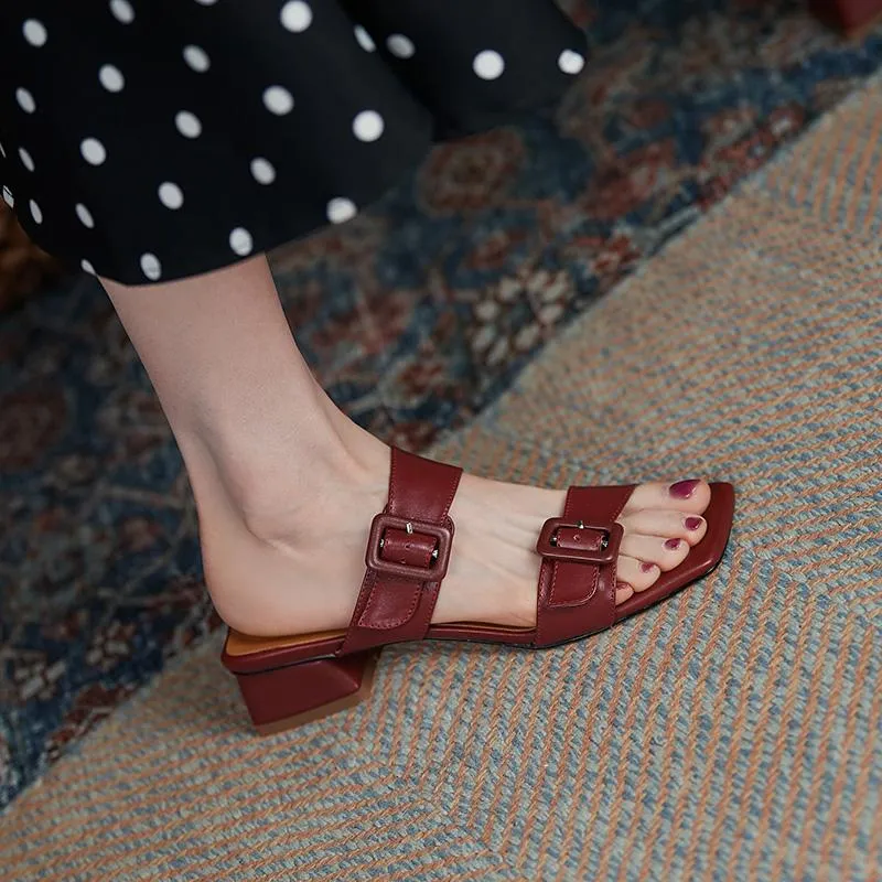 Тапочки панк женские пряжки украшения густые низкие каблуки сандалии 2021 летняя натуральная кожа выпускной роль базовая обувь женщина