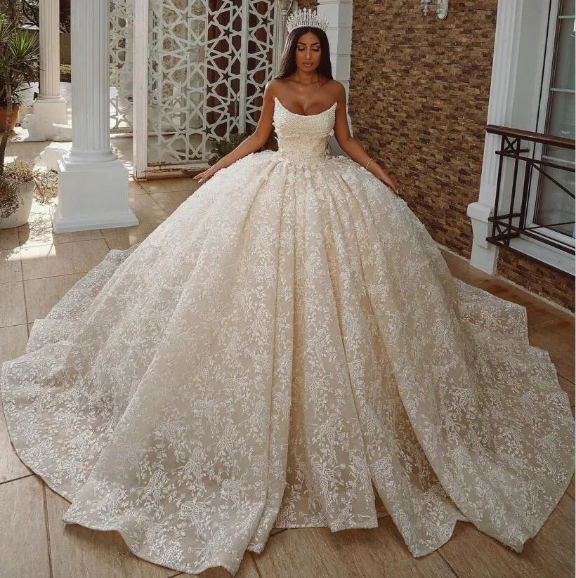 Abiti da sposa di lusso in pizzo Dubai Ball Gown Abiti da sposa senza spalline con perline e lacci sul retro Abiti da sposa con applicazioni floreali Taglie forti