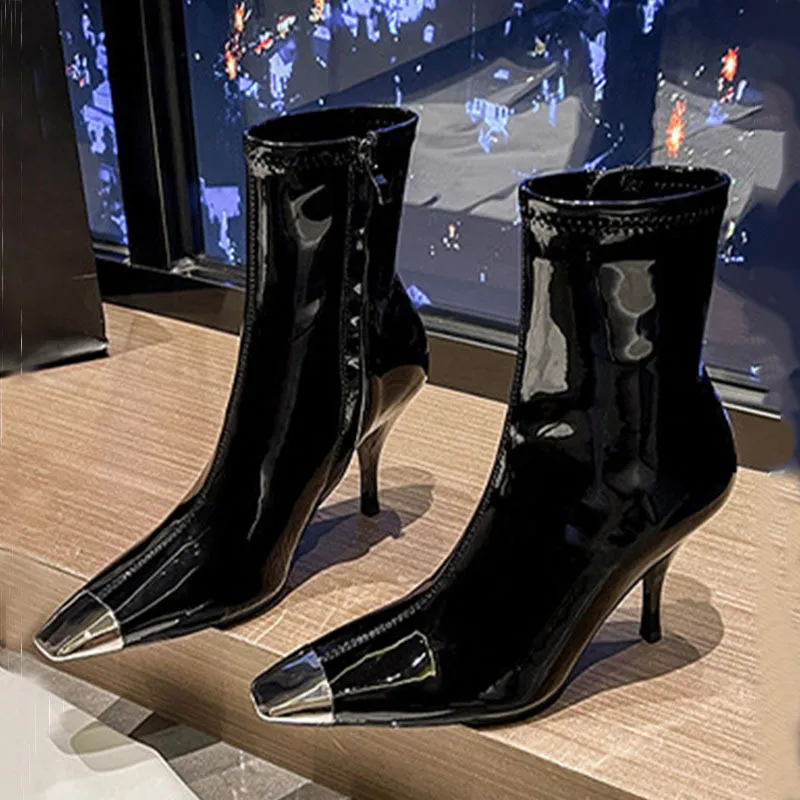 2021 9cmドレスシューズパテントレザーシャインメタルスクエアキャップトウサイドジッパーヒールチップ尖ったミッドレンジブーツアンクルブーツスティレットヒールセクシーな女性の靴