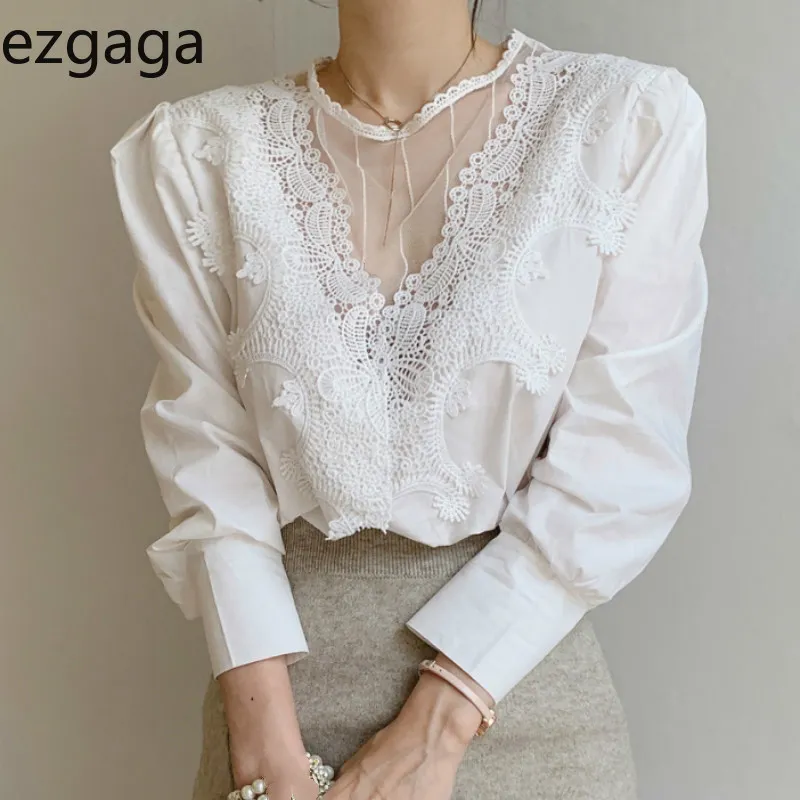 Ezgagaフレンチスタイルシックなシャツの女性セクシーな中空アウトVネックレースパッチワーク秋ホワイトトップスセクシーなオフィスレディエレガント210430