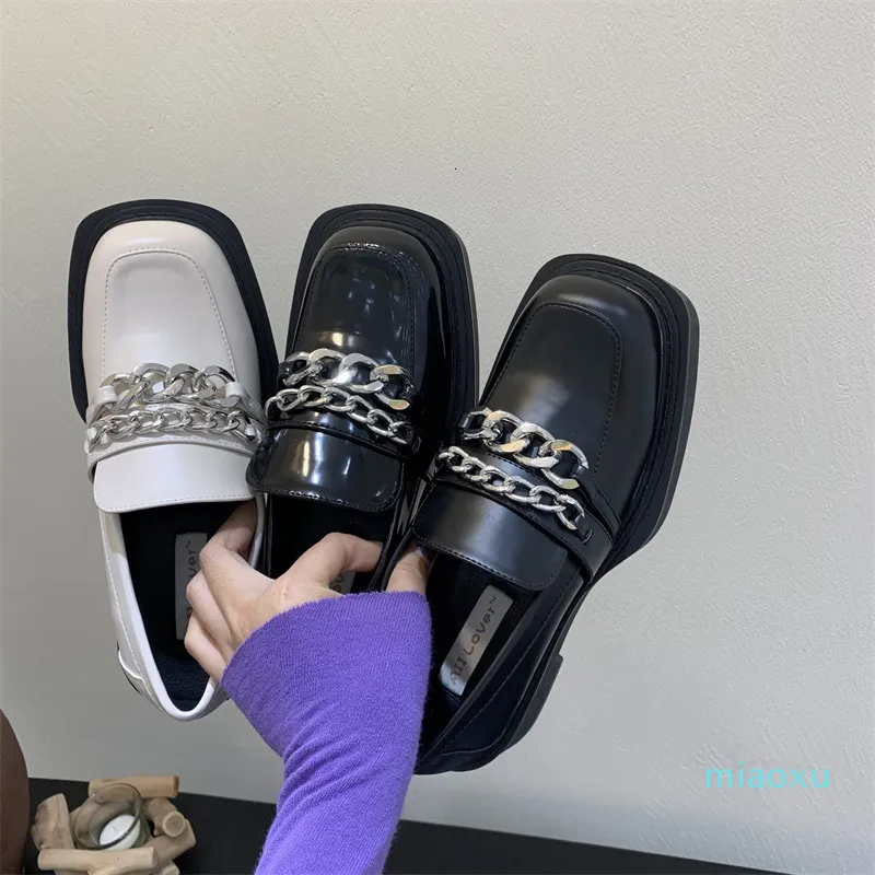 Sandalen Metalen kettingen Chunky Hak Platform Loafers Schoenen Dames Vierkante Toe Patent Lederen Hoge Hakken Pumps M7Q1