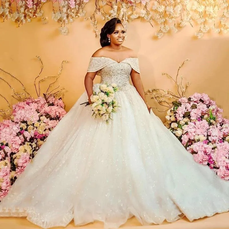 Sparkly Sequined Lace Ball Gown Bröllopsklänningar Av Axel Neck Beaded Bridal Gowns Plus Size Sweep Train Tulle Vestido de Novia