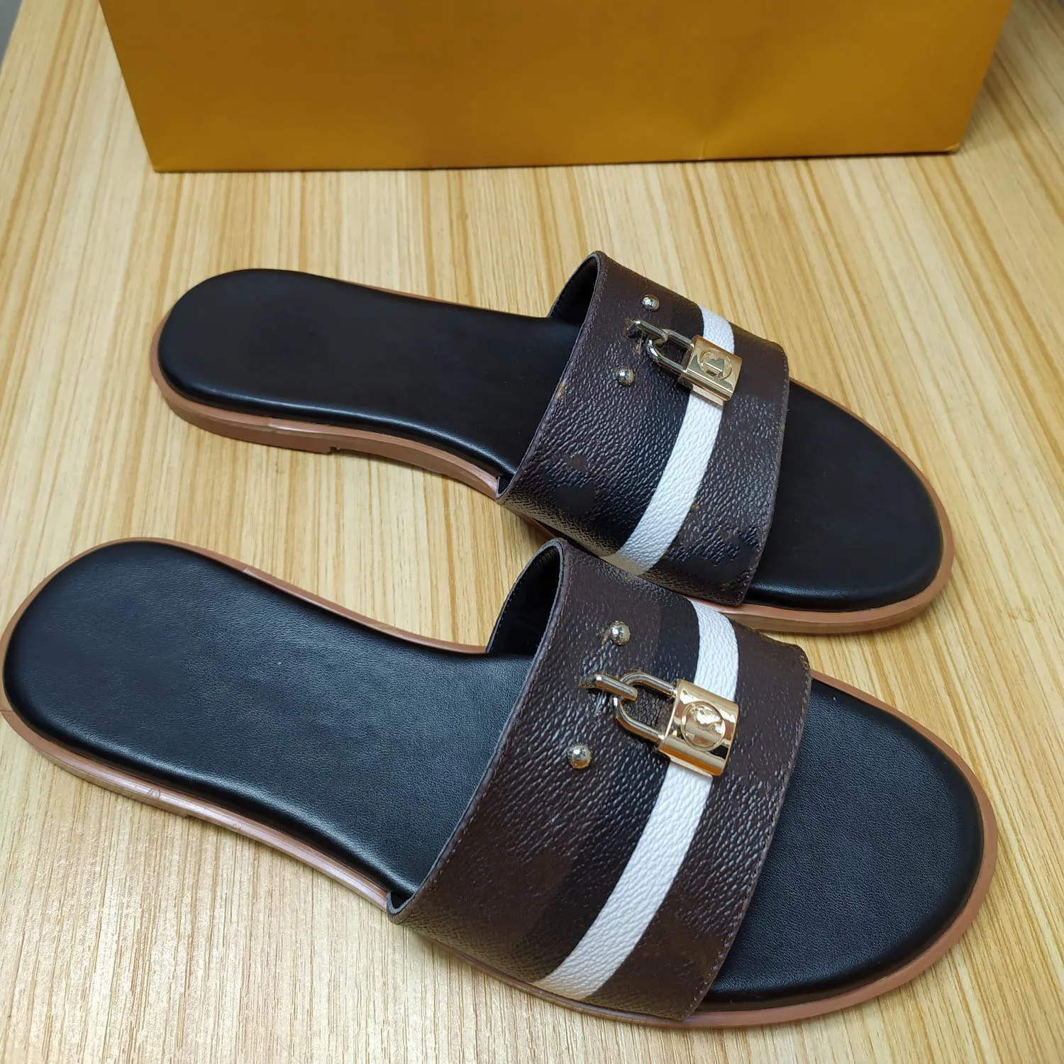 Женские тапочки роскоши дизайнерские сандалии пляжные скольжения дамы подлинная кожаная кожаная обувь тапочка