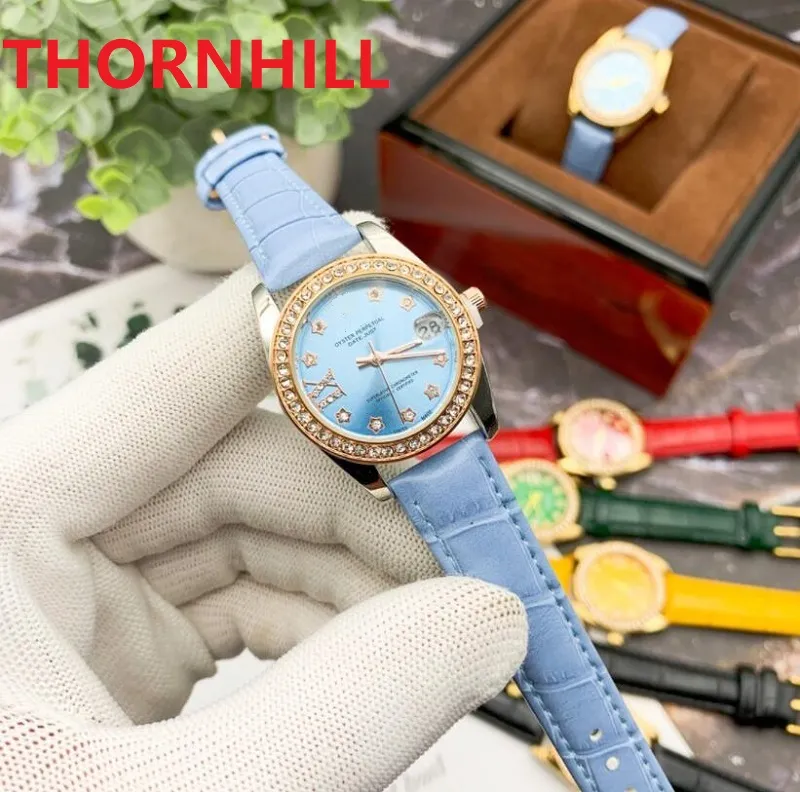 Rose Gold Diamonds Ring Quartz Watch Luxury Women Fashion Armbandsur Red Blue Pink Läderrem Kvinna Populära Högkvalitativa Armbandsur Top Design Nice Clock