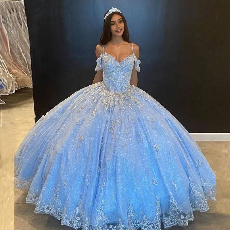 2021 Blaue Quinceanera-Kleider, Spaghettiträger, schulterfrei, silberne Spitze, Applikationen, Kristallperlen, Illusion, Pailletten, Sweet 16, Übergröße, Party-Abschlussballkleid, Abendkleider