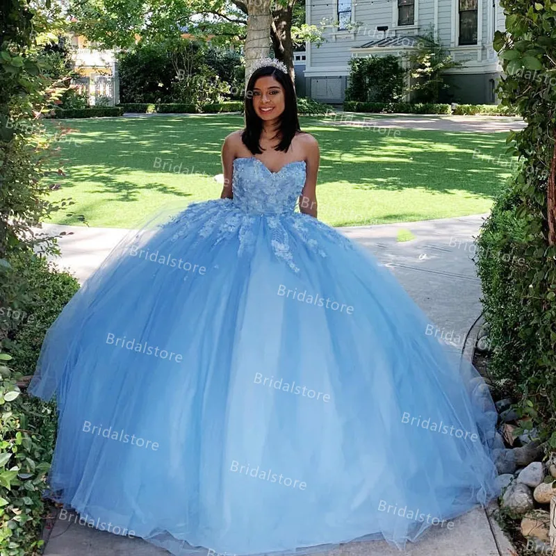 Prinzessin Hellblaue Quinceanera-Kleider 2021 mit Blumen, Ballkleid, Abschlussballkleidung für Frauen, herzförmiger Puffy-Tüll-Applikationen, süßes 16-Kleid, vestido festa de 15 anos