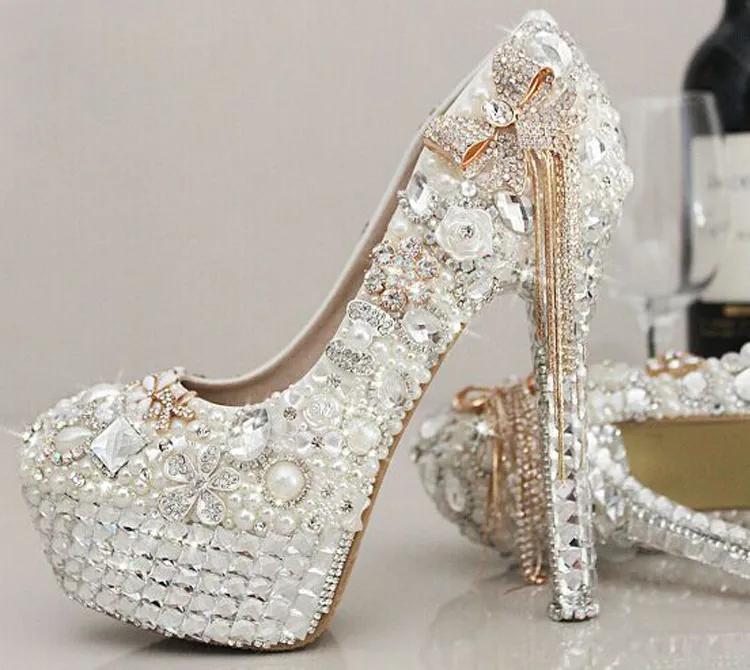 Scarpe da sposa con strass e perle stupende di stile più nuovo Scarpe con tacco alto in cristallo con orgoglio e scarpe con perle incinte